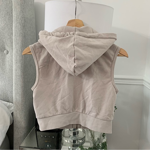 🤍 H&M | Beige cropped sleeveless vest - Picture 3 of 7